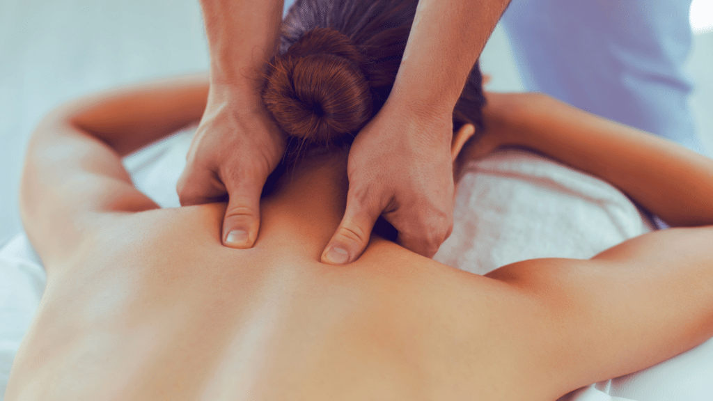 Massage des points Marma du cou
